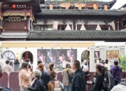 热门手游《恋与深空》男主“穿越”来到豫园，看新兴IP赋能传统文旅商业